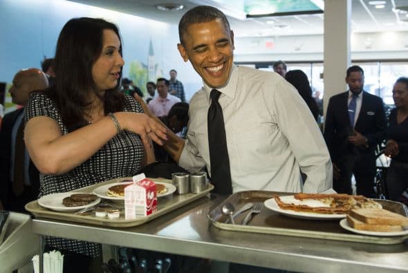 En una rápida visita del presidente a Chicago este aprovechó su tiempo al máximo desayunando en Valois su restaurante favorito en Hyde Park con el gobernador de IL Pat Quinn