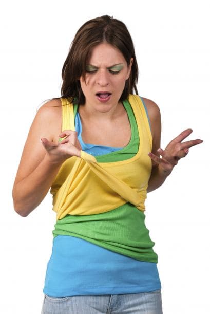 Si esto te ha pasado más de una vez, seguramente lo primero que piensas es que ya no se quitará esa pintura y que tendrás que deshacerte de tu prenda.