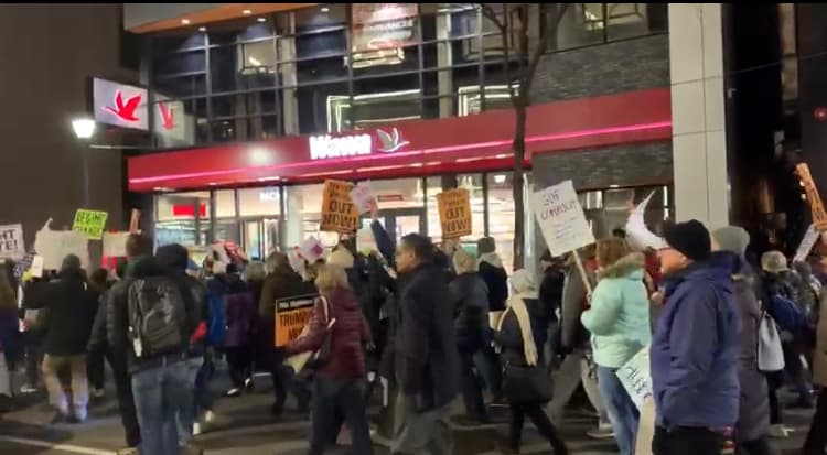 Personas de todas las edades llegaron hasta las principales calles de Center City en Filadelfia donde portando carteles y banderines denunciaban que el gobierno de Donald Trump es similar a un régimen fascista. 
<br>
<br>