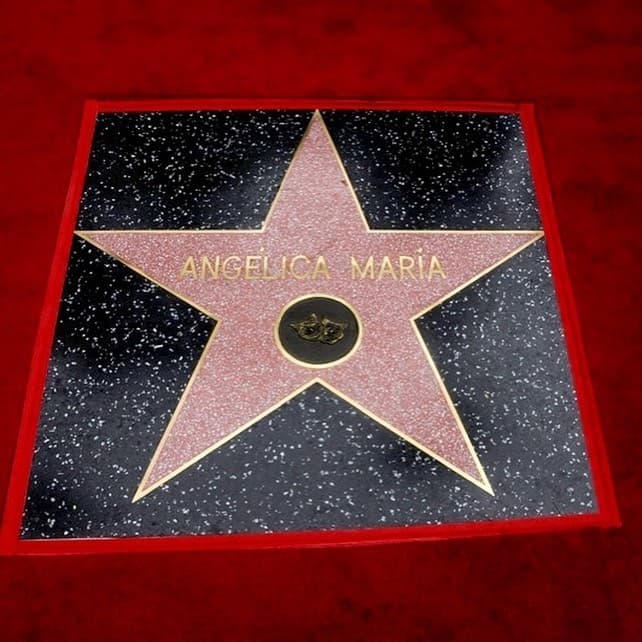 Vale comparte junto con su madre este honor, pues Angélica María fue inmortalizada en el Paseo de la Fama en el 2016.