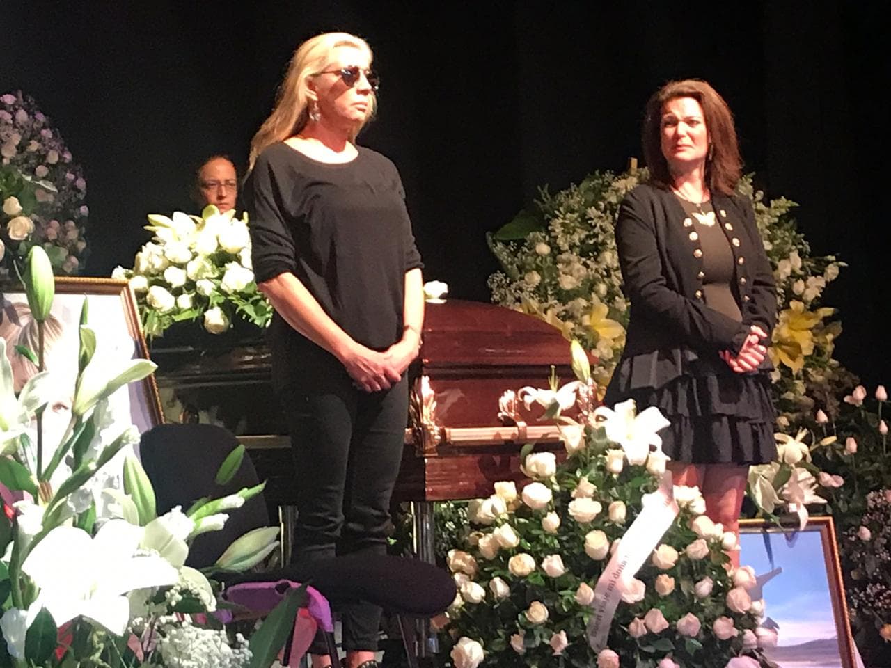 La primera guardia en el escenario la hicieron las actrices Cynthia Klitbo y Katie Barberi.