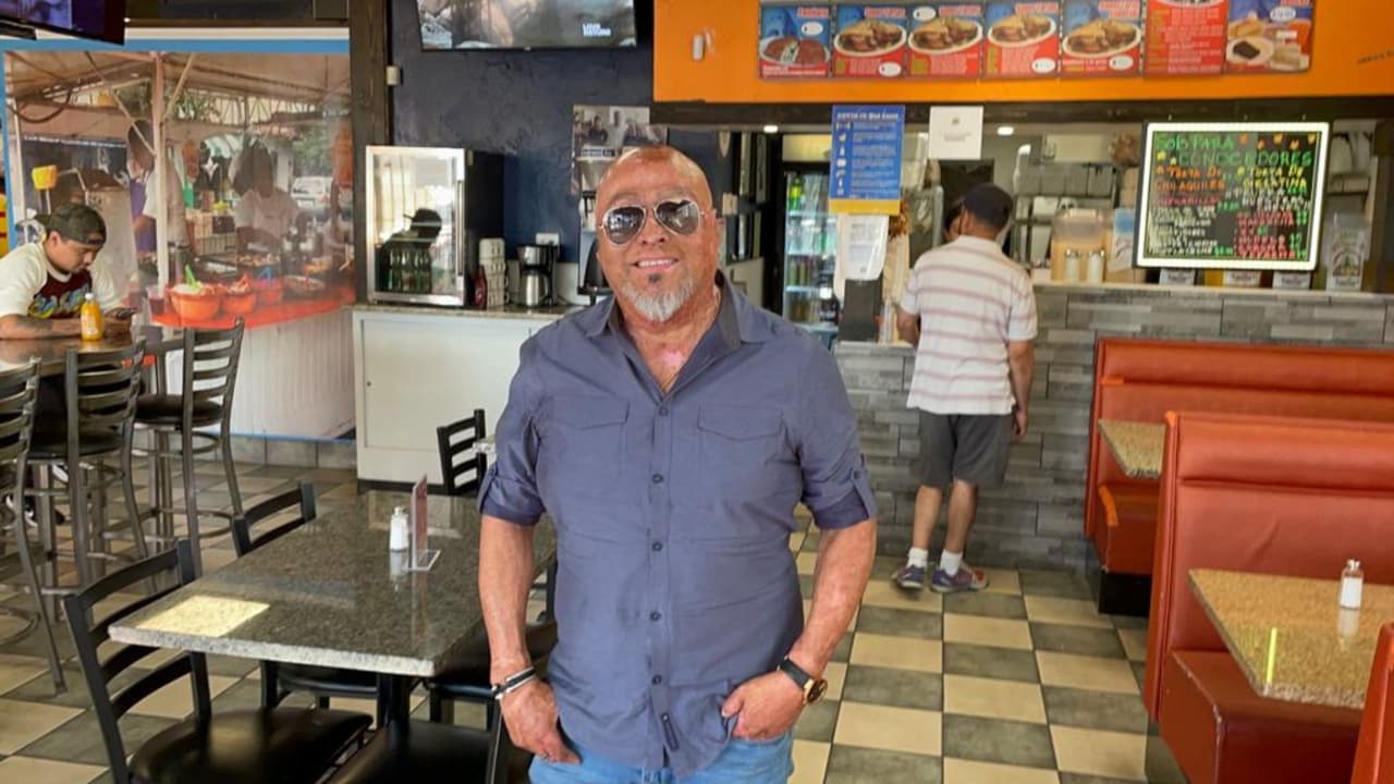 Óscar Rodríguez llegó de México a Dallas, Texas, hace más de 20 años, lleno de esperanza y deseos de triunfar. Después de trabajar en diversos restaurantes, con esfuerzos montó un local de tortas, y fue alcanzando el éxito, hasta que un trágico accidente de auto puso su vida en vilo por meses. Su historia completa puedes leerla en 
<a href="https://www.univision.com/local/dallas-kuvn/oscar-rodriguez-torteria-insurgentes-orgullo-hispano" target="_blank">este enlace</a>.