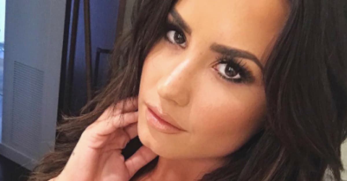 La artista dijo que sufrió de intimidación en la escuela. Sus compañeros la presionaban para que se suicidara, y fue ahí cuando comenzó a padecer de bulimia, a beber alcohol y a usar cocaína.