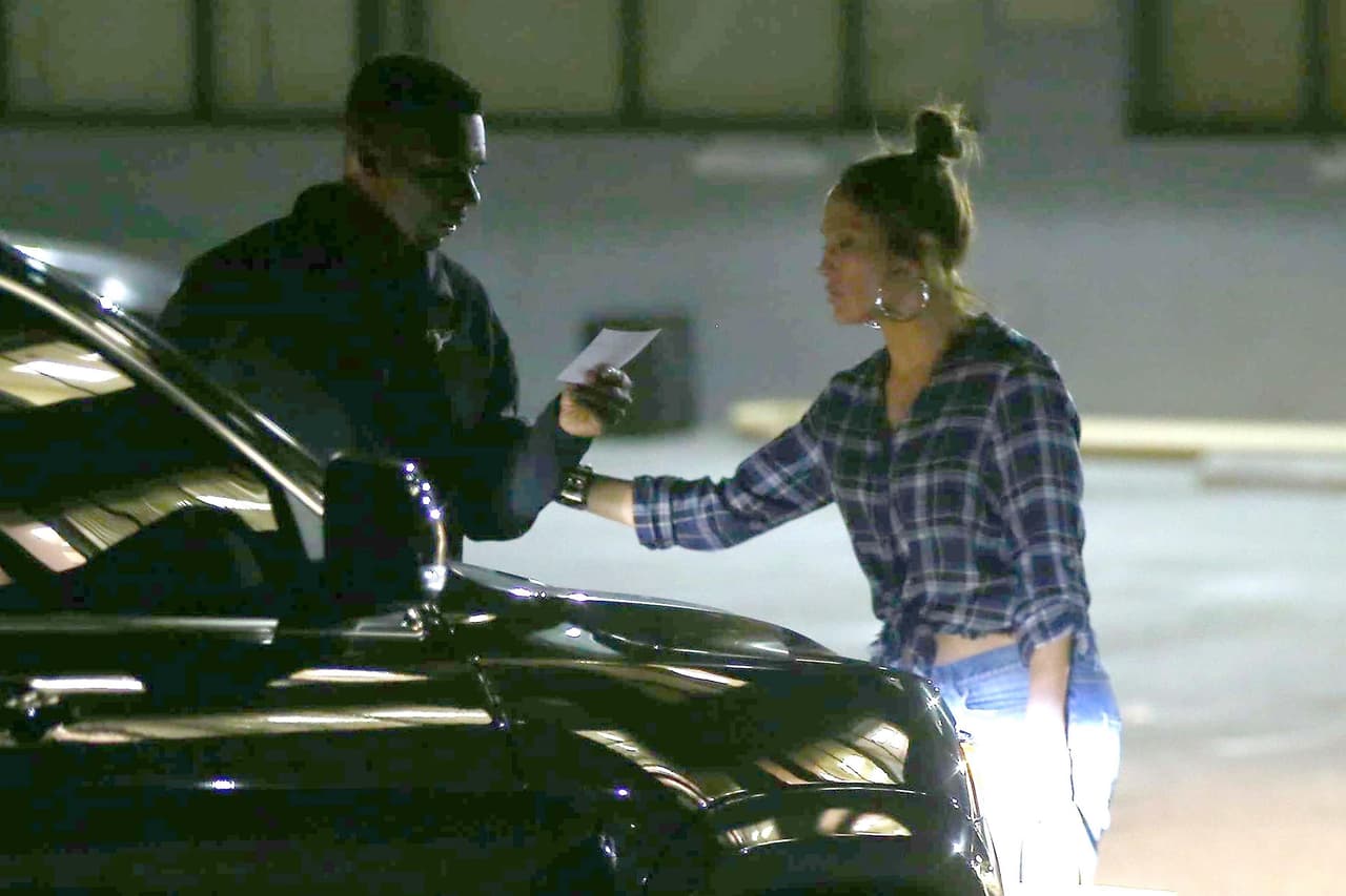 Poco antes de subir al auto, Alex Rodríguez se quitó los lentes y le echó un ojo a la receta médica que tenía Jennifer López. Por sus gestos, parecería tratarse de algo serio.