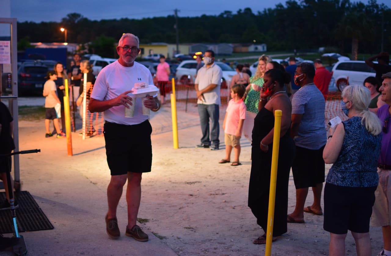 Sin embargo, en el condado Marion, donde queda la ciudad de Ocala, no es obligatorio que los clientes de los negocios lleven mascarillas.
<br>