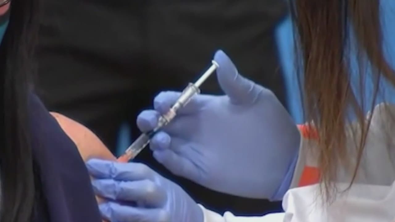 Las ciudades en Texas no están preparadas para vacunar a todos los adultos como asegura el estado