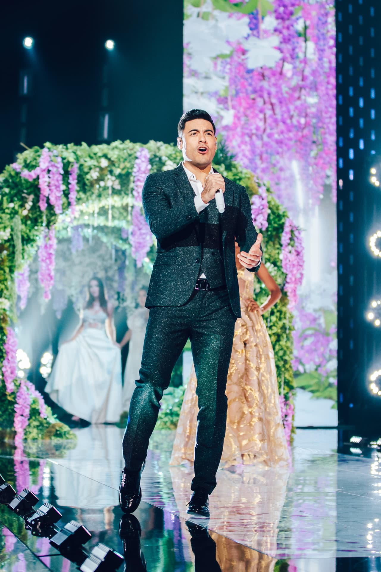 El mexicano apareció en pantalla con un traje negro en tono brillante, que además de saco, incluía un chaleco, así como una camisa blanca. Sin duda, fue un atuendo muy clásico, pero que resaltó muy bien el porte del cantante.