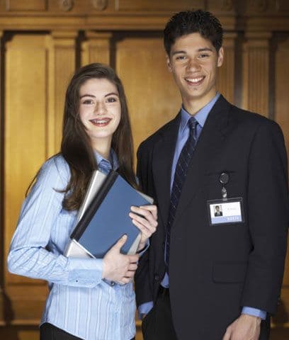 Junior Achievement Existen organizaciones para ayudar a los padres en esta misión, de las cuales se pueden enterar a través de la escuela o la comunidad y que ofrecen recursos para que sus hijos se involucren en actividades positivas.Hay organizaciones que ofrecen servicios de mentoría y organizaciones como Junior Achievement donde a la vez que los estudiantes aprenden sobre negocios, reciben apoyo para desarrollarse como individuos de provecho en la sociedad.