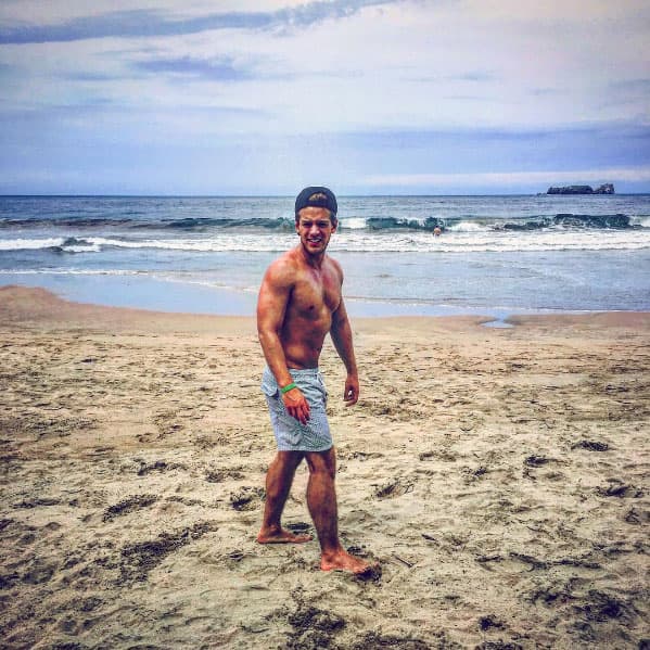 “Fue una tontería de cuando tenía 18 años, mucho antes de trabajar en televisión”, dijo en entrevista para la radiodifusora Fórmula. “Fueron seis años que la verdad me la pasé muy mal, tratando de esconderlo por todos lados, tratando que nadie supiera. Al principio me sacaron dinero, total extorsión”, agregó.