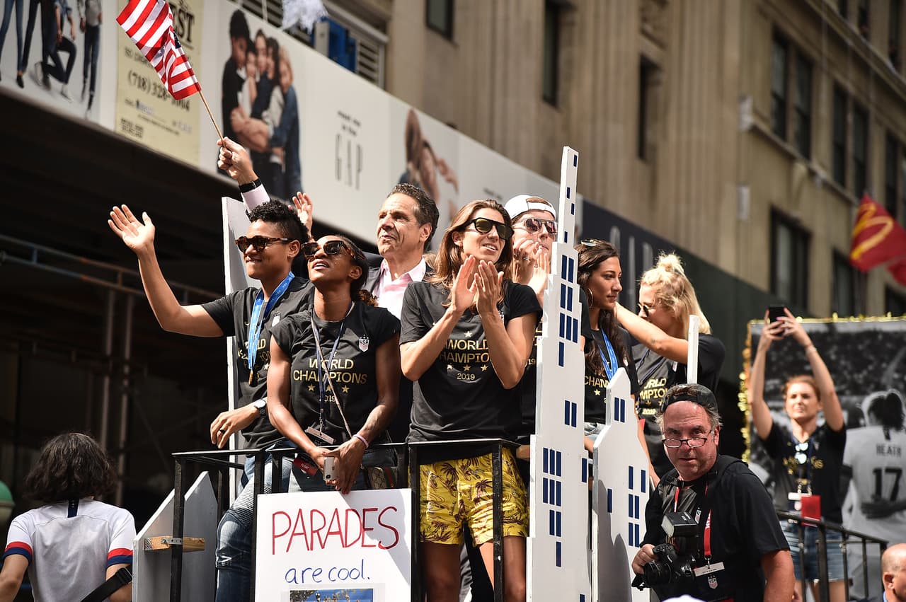 Megan Rapinoe, Alex Morgan, Julie Ertz, Allie Long, Carli Lloyd y compañía vivieron este miércoles una jornada especial en Nueva York durante el desfile de campeonas del mundo con el Team USA. Cientos de aficionados salieron a las calles de la Gran Manzana para saludar a sus heroínas.