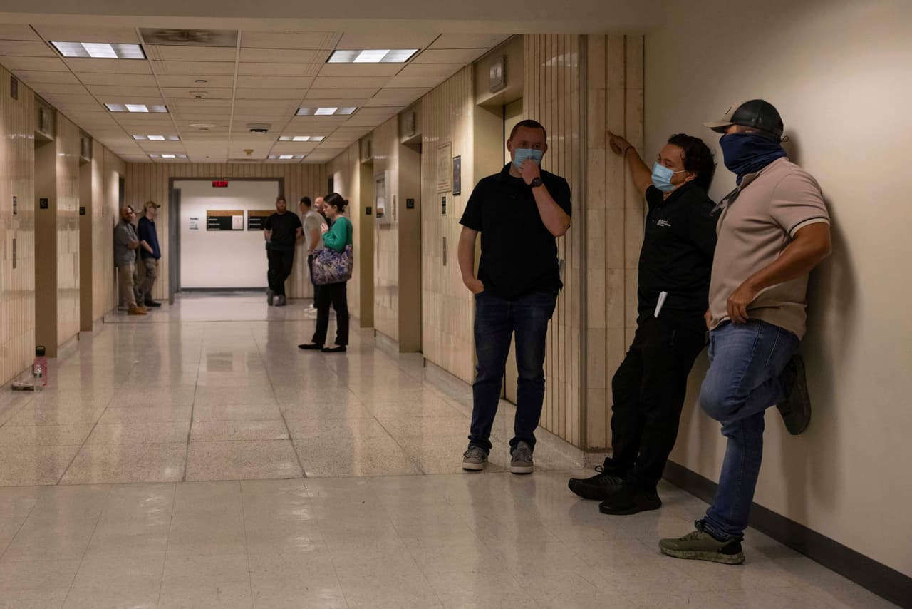 <h2 class="cms-H2-H2"><b>¿Se puede hacer algo si gente vestida de civil se acerca a alguien para una detención?</b></h2>
<br>
<br>“Lo único que puede hacer la comunidad si se encuentra en una situación así es preguntar de dónde son.
<b> No correr. Mantener la calma</b>”, dijo Armando Olmedo, consejero legal de inmigración de TelevisaUnivision.
<br>
<br>“Ellos en muchas ocasiones no están diciendo quienes son. Solamente están deteniendo la persona y esa persona se la están llevando a detención. 
<b>Si una persona está con familiares ahí es donde se recomendaría que un familiar definitivamente filme, porque no sabemos si el oficial en verdad es oficial, porque no tiene identificación de dónde viene y de con quién está trabajando</b>”.