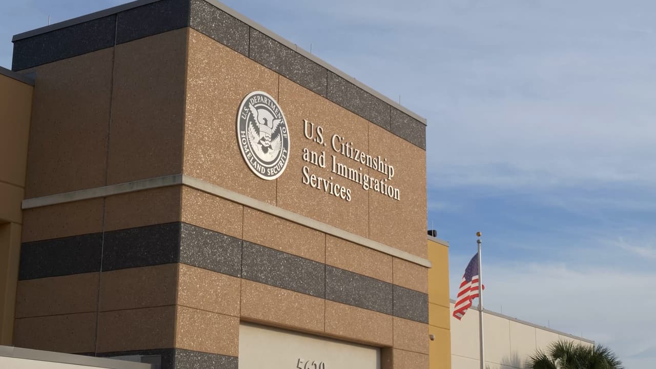 En un minuto: Gobierno pausa "todos los trámites migratorios" de nacionales de 19 países