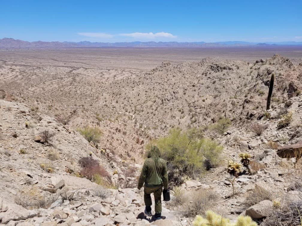 La estación Wellton escoltó a un migrante desde la cima de un pico en las montañas de Sierra Pinta cuando las temperaturas superaron los 100°F - (40°C). El migrante, de nacionalidad mexicana, fue visto por agentes aéreos y marítimos de Yuma Air Branch que realizaban patrullas de rutina en el área. Fue transportado al Sector Yuma para su procesamiento.