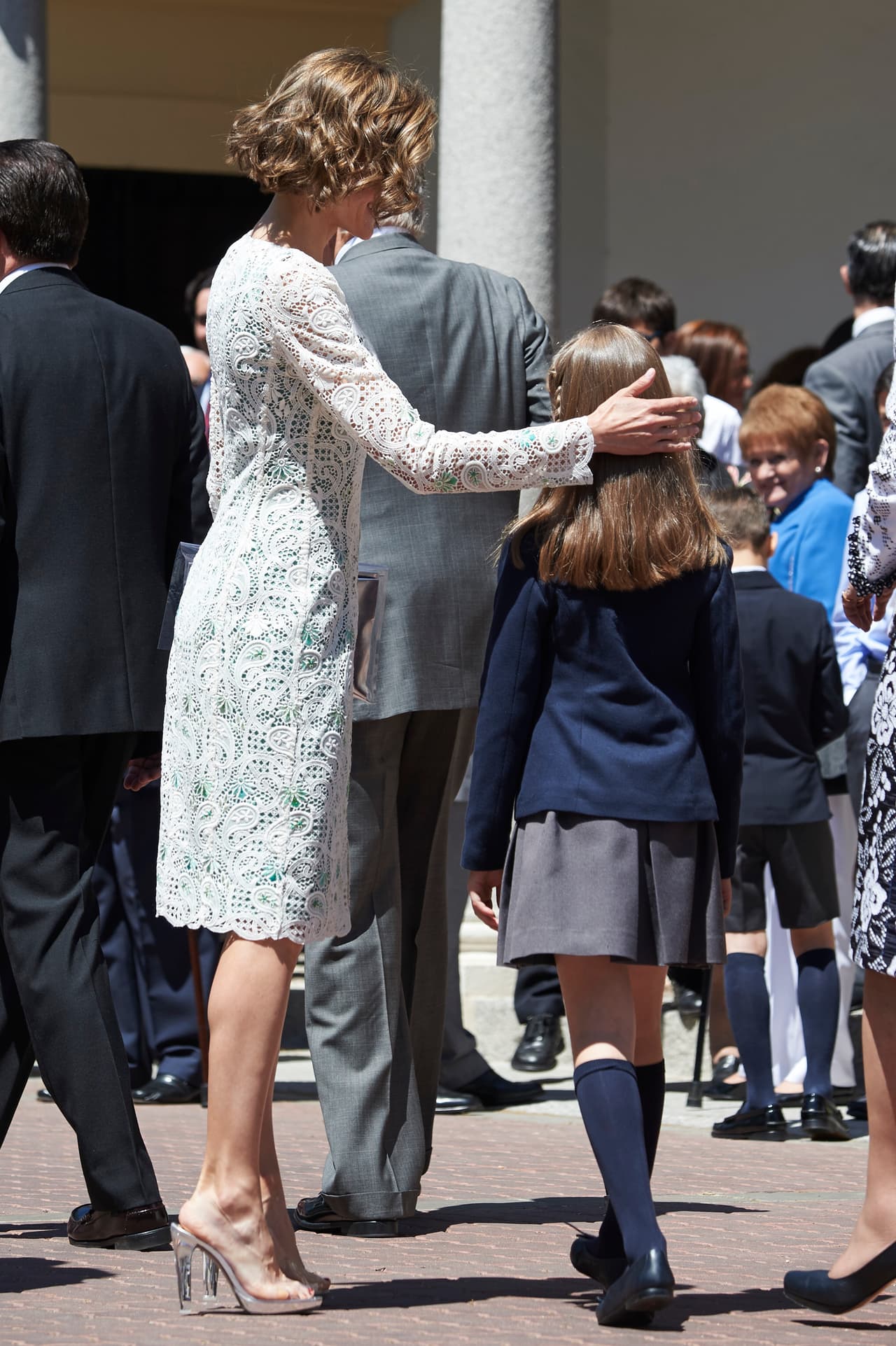 Las miradas se centraron en sus zapatos, uso una sandalia peep-toe destalonada, hecha de vinilo trasparente, specchio plata en la plataforma y metacrilato en el tacón de 10 centímetros.