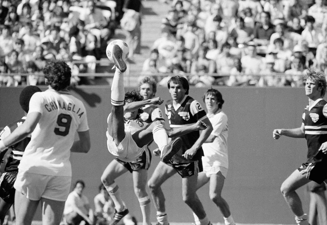 Recordado por su destreza para ejecutar una maniobra aérea que fue denominada la 'cabañuela', el paraguayo incluso fue mundialista en México en 1986.