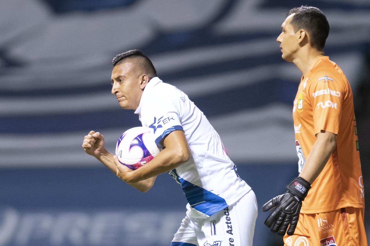 León se quedaba con diez hombres rebasados los 70’ de juego; Aquino salía expulsado.