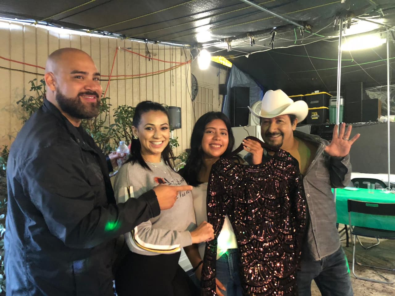 El Bueno, La Mala y El Feo llegaron hasta su hogar en San Diego para hacerle entrega del vestido que se ganó gracias a la promoción 'Carla busca ahijadas'.