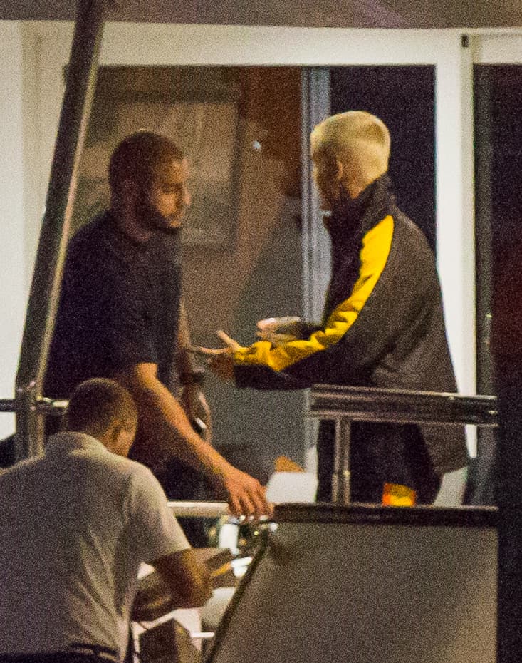 Justin Bieber fue visto de fiesta en un barco con alrededor de diez mujeres, bebiendo, charlando y bailando hasta bien entrada la noche, desembarcando alrededor de la 1:30 a. m. el 12 de marzo. Justin también pareció entrar en una discusión con uno de sus guardias de seguridad antes de darle un abrazo.