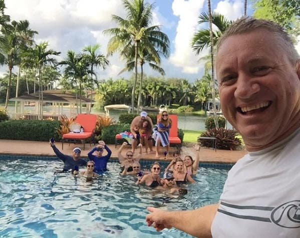 Juan, el hermano mayor de Lili, también publicó un par de fotografías de la fiesta de su papá: "La familia Estefan pasando el rato".