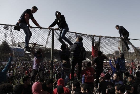 Según la televisión estatal egipcia, que citó una fuente del ministerio de Salud, al menos dos de los 26 muertos se registraron en las afueras de la cárcel de Port Said, cuando los familiares furiosos intentaron tomar por asalto las instalaciones para liberar a los acusados.