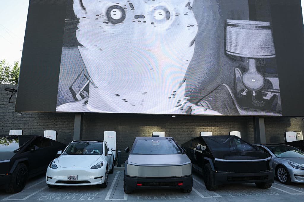 En dos pantallas LED gigantes se van exhibiendo distintas películas que también entretienen a quienes optan por comer en la terraza exterior del restaurante.