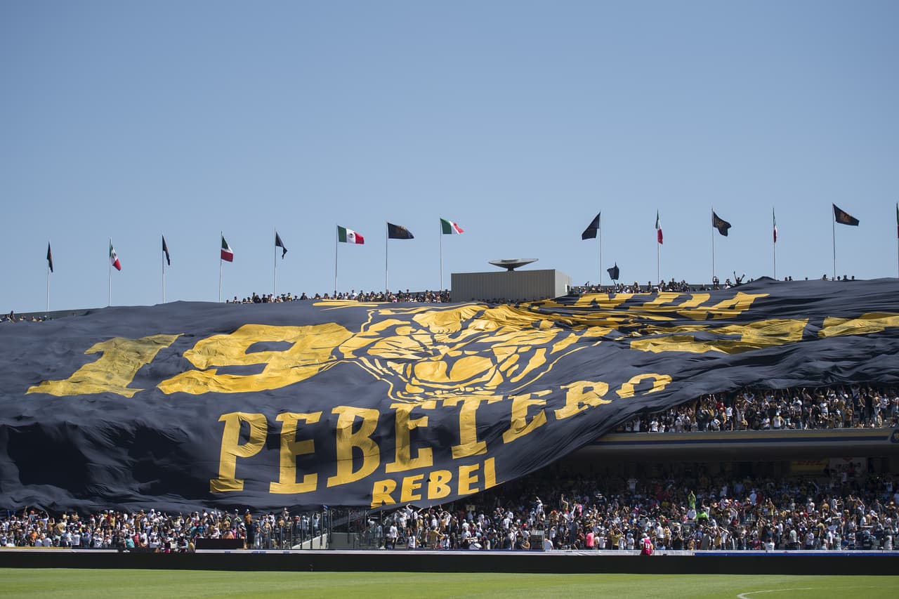 Los hinchas de Pumas UNAM demostraron su localía contra América en las tribunas con una bandera gigante en el estadio Olímpico Universitario en la Jornada 7 del Clausura 2017 de la Liga MX.