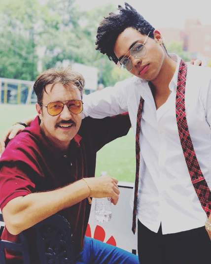 El mismo actor asegura que el reggaetón, R&B y hip hop son sus estilos musicales favoritos. Dentro del melodrama, Víctor Manuel le dará vida al personaje de Silverio.