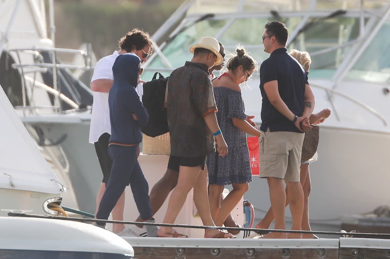 "Lady Gaga voló a México a principios de semana para celebrar por adelantado su cumpleaños junto a algunos de sus mejores amigos. El grupo cuenta con su chef privado y por el momento se han limitado a disfrutar de la piscina del resort en el que se aloja", citó People.