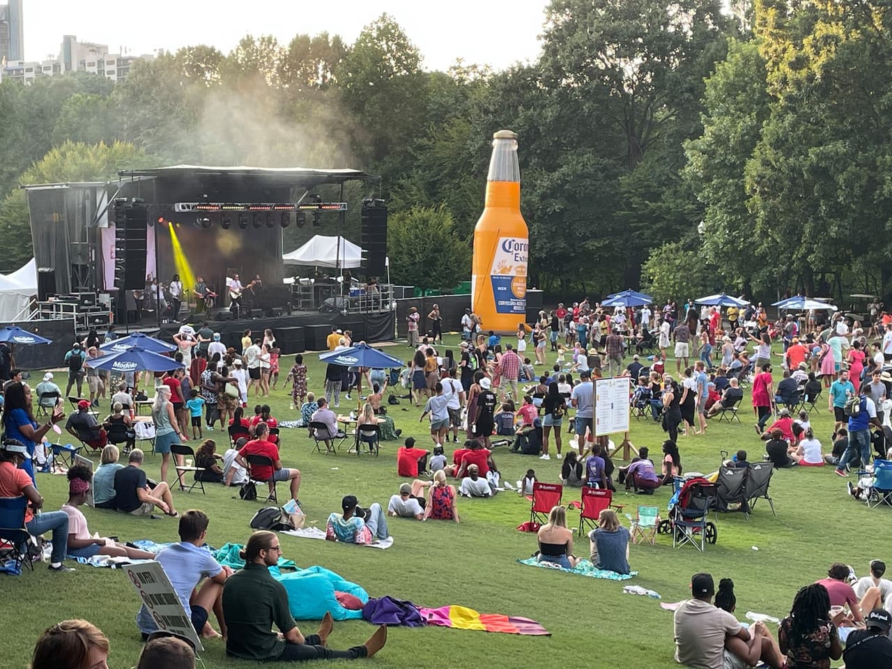 Una amplia gama de diversas ofertas musicales llenará el aire primaveral durante todo el fin de semana y cuando te de hambre, podrás probar deliciosos pasteles de embudo, giroscopios, pasteles de cangrejo, aros de cebolla, maíz y mucho, mucho más.