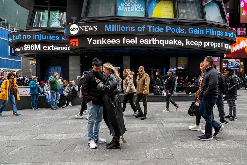 Personas caminando alrededor de Times Square momentos después de registrarse el temblor.
