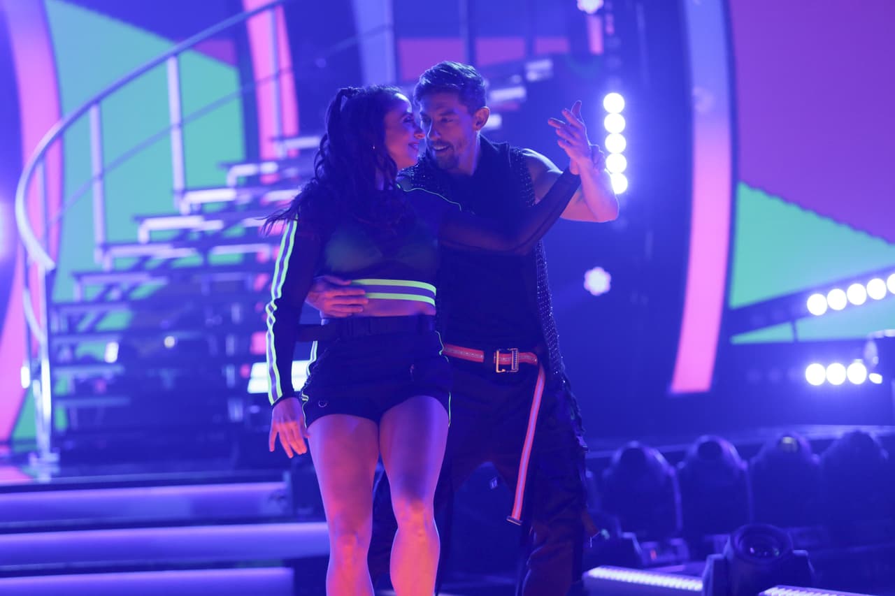 Obviamente nuestros participantes también fueron parte de esta coreografía. Aquí vemos a Adrián Lastra ejecutando sus pasos.