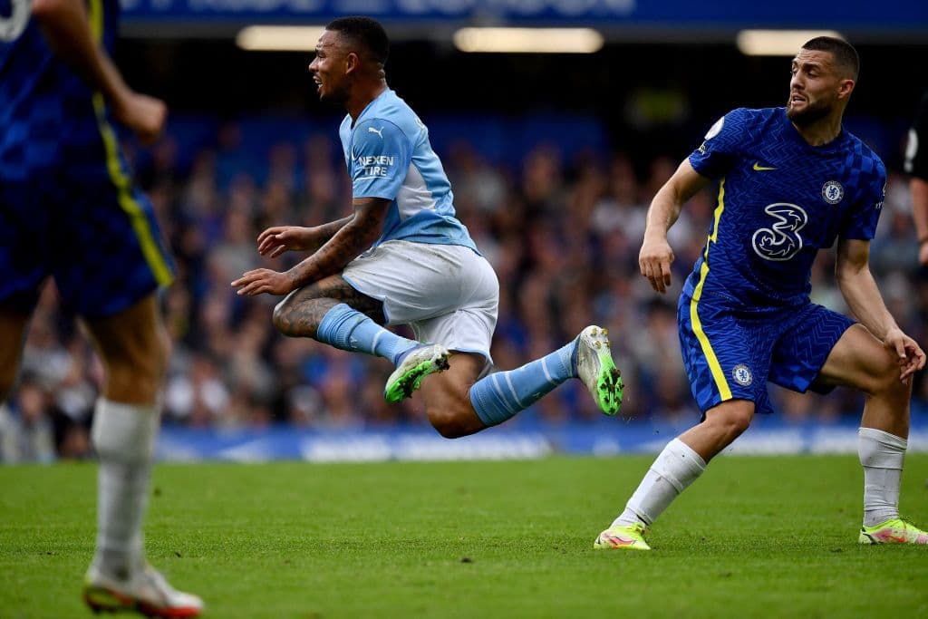 Con un solitario gol de Gabirel Jesus al minuto 53, Manchester City vence 0-1 en su visita al Chelsea y hay un cuaduple empate en la cima de la tabla con 13 unidades.