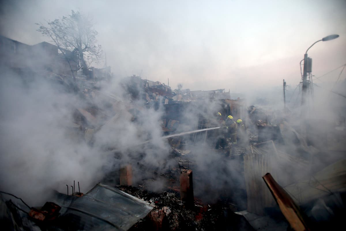 Valparaíso, ciudad declarada Patrimonio de la Humanidad, está cubierta por una gran nube de humo y ya comienzan a caer cenizas.
