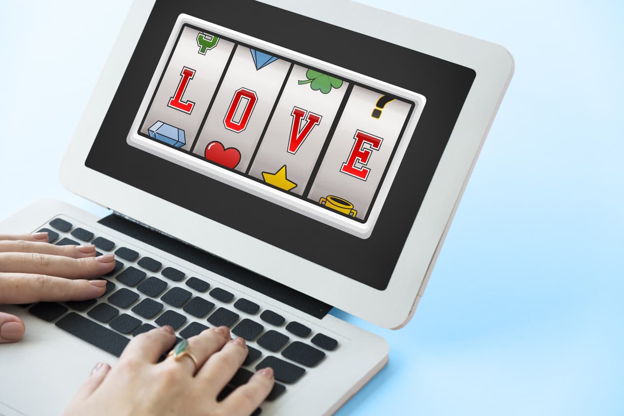 <b>Capricornio</b>
<br>Durante el transcurso de este mes de Sagitario te vas a enterar de ciertas cosas que desconocías. El amor y la fortuna tocan tu vida de una forma impactante y hay otras perspectivas sutil, muy diferentes, dentro de tu manera de ver la realidad. Hay progreso en tu entorno, inclusive dentro de tu trabajo aunque te parezca que las cosas no salen como deben ser.
<br>