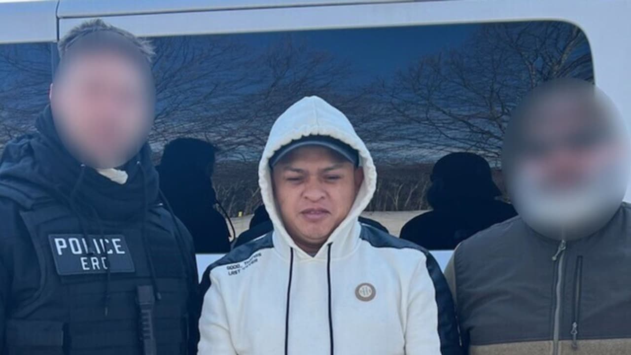 Yoni Wilfredo
<b> Gregorio Ortiz, de 44 años</b>, fue detenido en el poblado Airmont, el 23 de febrero.
<br>
<br>Fue acusado de
<b> poner en riesgo y causar lesiones a un niño y delitos contra la propiedad</b>. 
<br>
<br>Además tenía una multa por conducir ebrio pendiente, según informaron las autoridades migratorias.
<br>