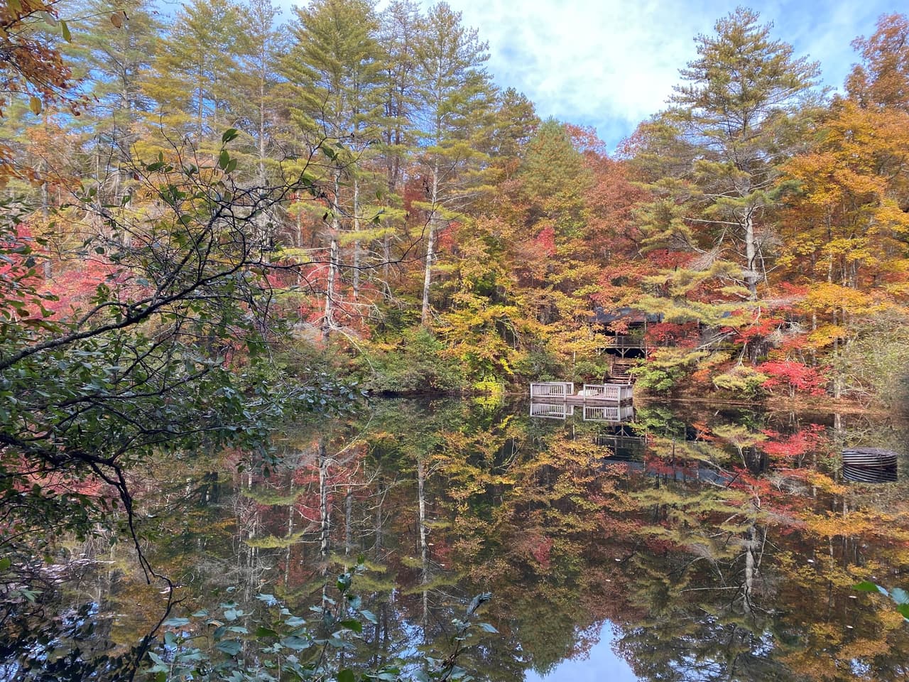 <b>Smithgall Woods State Park (Helen): </b>
<br>
<b>Sitio web</b>: 
<a href="https://gastateparks.org/SmithgallWoods">https://gastateparks.org/SmithgallWoods</a> 
<br>
<a href="https://maps.app.goo.gl/DmLvsLH8mj6cnjgV7"><b>Cómo llegar</b></a>
<b> </b>
<br>
<br>Los visitantes diurnos pueden hacer un picnic cerca del arroyo y los visitantes nocturnos pueden caminar por un sendero privado hasta Dukes Creek Falls. Un circuito de 1,6 millas sube hasta Laurel Ridge y ofrece una vista del monte Yonah una vez que la mayoría de las hojas han caído de los árboles. Smithgall Woods tiene algunas de las cabañas más buscadas del sistema de parques y está cerca de viñedos y del Oktoberfest de Helen.