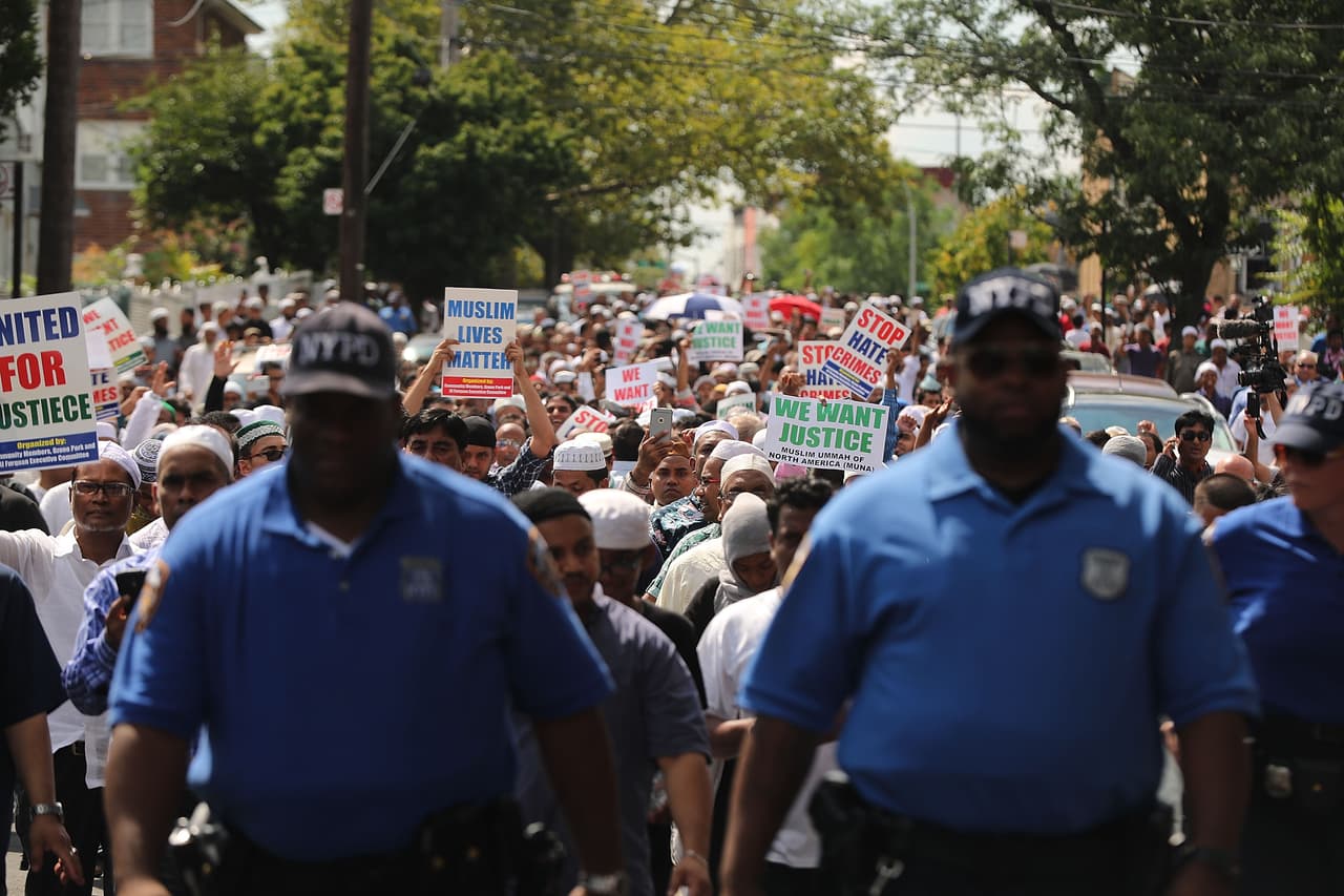 Oficiales del NYPD y líderes comunitarios encabezaron la procesión.