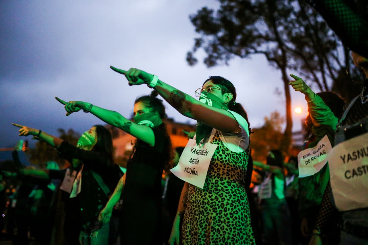 Con sus nombres en el pecho y apuntando con firmeza, decenas corearon en Bogotá 
<i>"El violador eres tú"</i>.