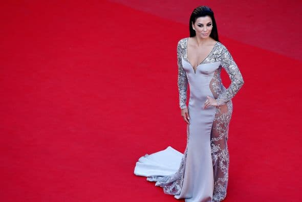 Como un angelito caído del cielo llegó Eva Longoria a la alfombra de Cannes.