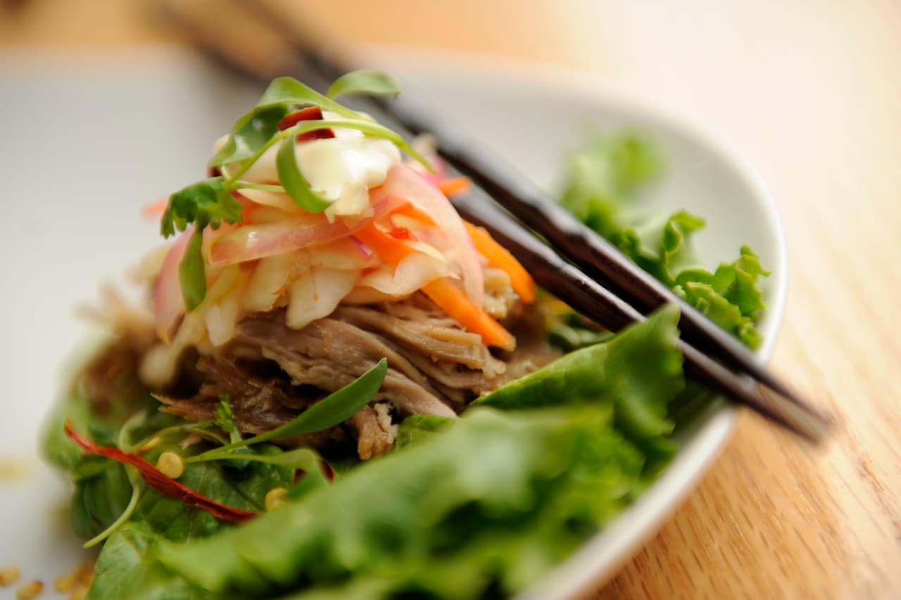 <b>Wrap de lechuga:</b>
<br>Para emular a los sabores de la cocina de Korea del Sur: una larga hoja de lechuga envolviendo carne de cerdo rostizada y kimchi —un fermento que se prepara con varias verduras—.