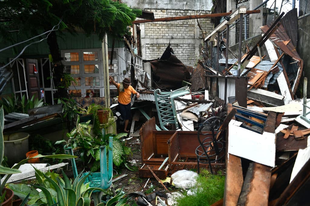 En la fotografía un ciudadano camina entre los escombros de 
<b>su casa derrumbada en la ciudad de Cebu</b>, en Filipinas.