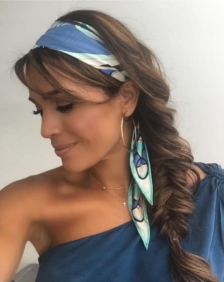 Este peinado de trenza floja le da un toque muy fresco a cualquier look.