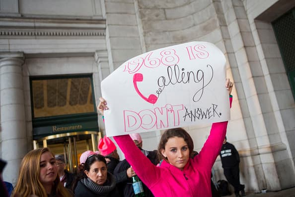 Una manifestante hace alusión a la Segunda Ola del Feminismo, en 1968.
<br>
<br>Foto: GettyImages