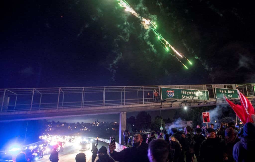 Fuegos artificiales sobre la autopista 580 durante la protesta en Oakland.