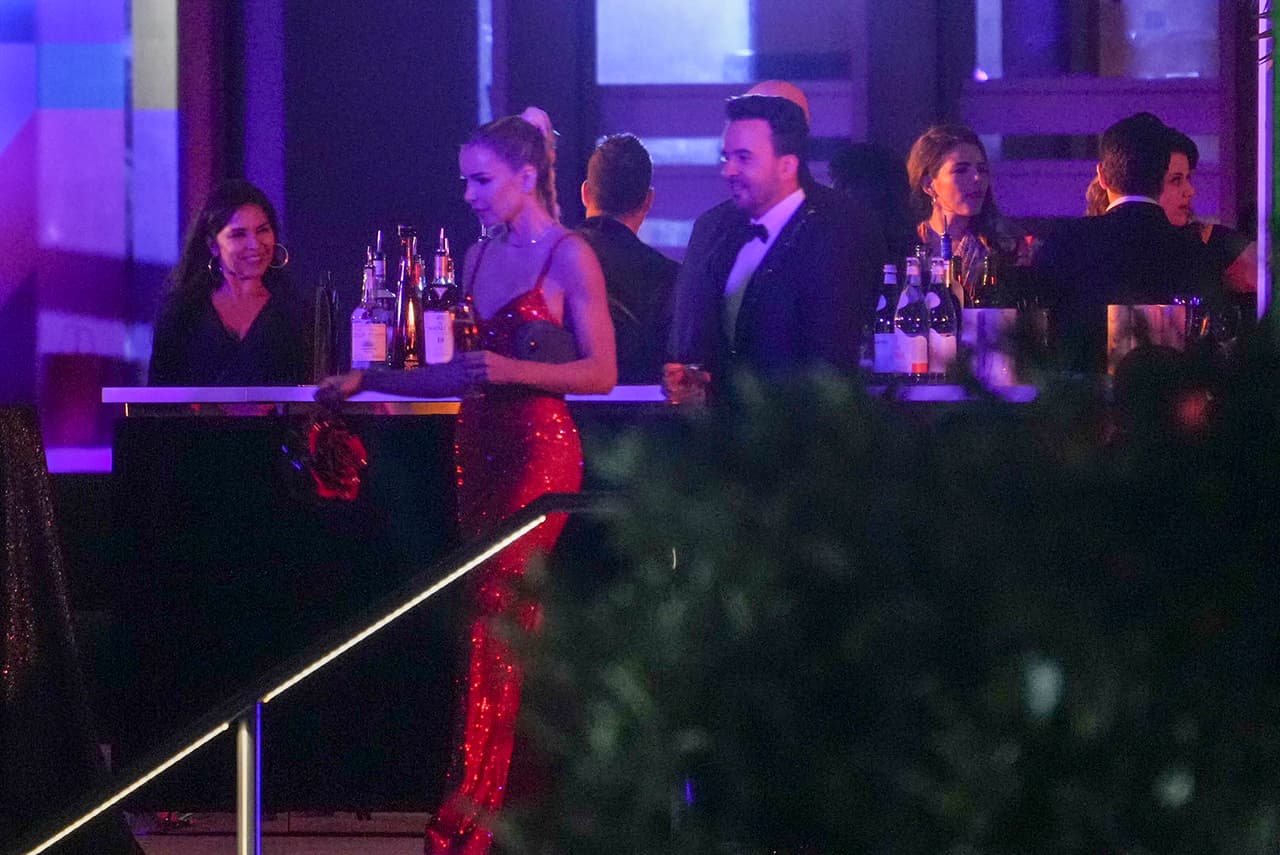 Luis Fonsi fue otra de las personalidades que acompañó al músico de 54 años y la exconcursante de Miss Universo.