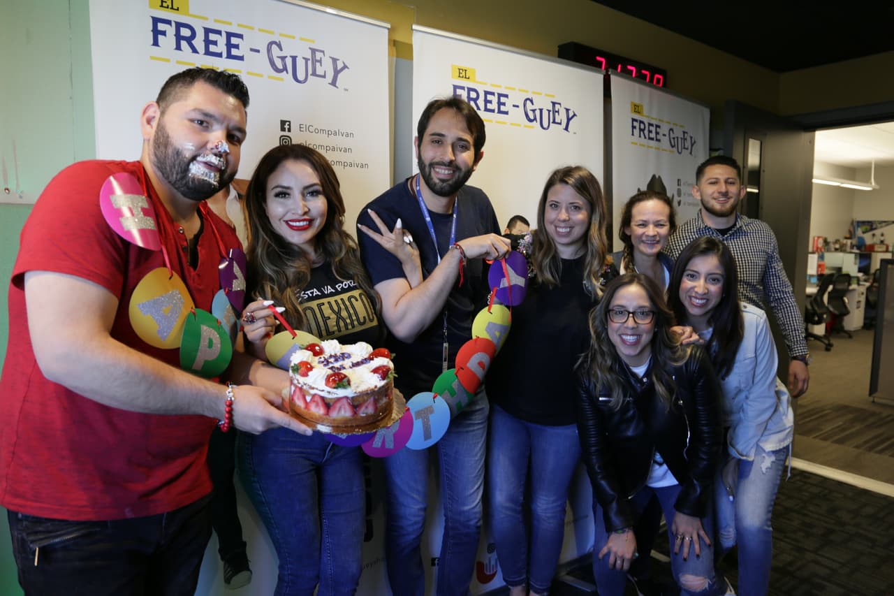 El equipo de 
<b>El Free-guey show</b> sorprendio a 
<b>El Tambochi </b>con un pastel por su cumpleaños número 35.