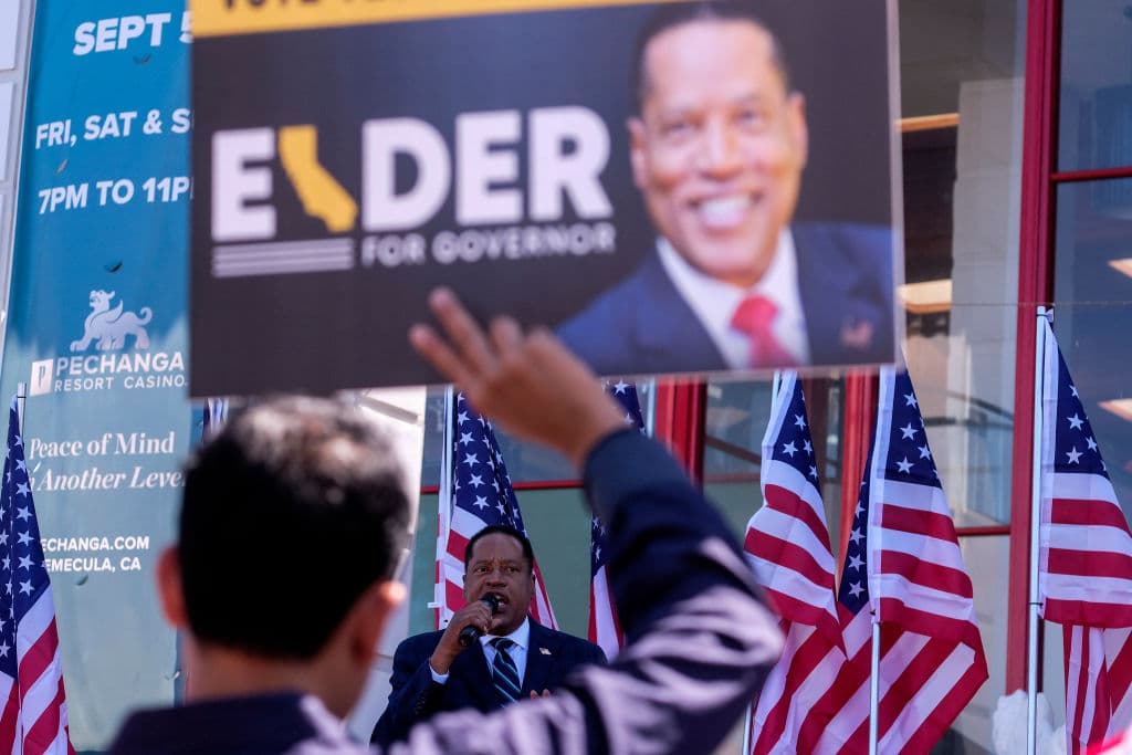 En las últimas semanas, Elder ha dicho que se opone a mandatos del uso de mascarillas y de la vacunación contra el coronavirus. Otros candidatos republicanos pidieron que saliera de la elección luego de un reporte de que él amenazó con un arma a una expareja.