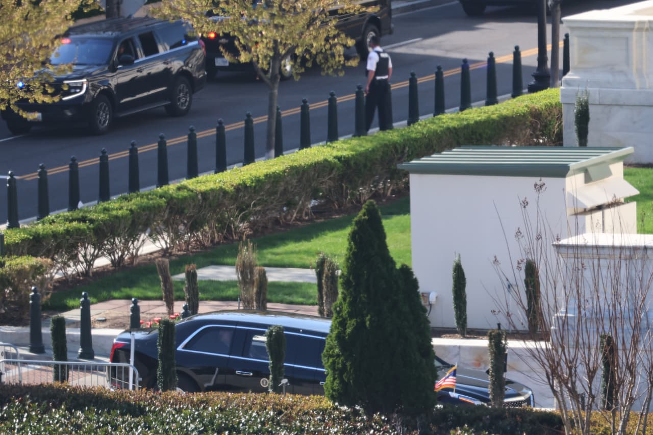 Trump acudió a la Corte Suprema, algo inédito pues ningún presidente en funciones había estado presente durante una audiencia del máximo tribunal de justicia.