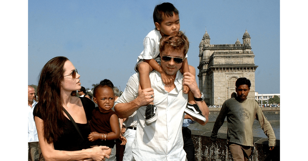 En 2005, Jolie y Pitt protagonizaron la película ‘Mr. & Mrs. Smith’ y poco tiempo después confirmaron su romance. Tiempo después, el 
<a href="https://www.univision.com/famosos/hijos-angelina-jolie-quienes-donde-cuando-adopto-biologicos-brad-pitt-fotos">actor de ‘Troya’ también adoptó a los niños de Angelina, Maddox y Zahara. </a>
