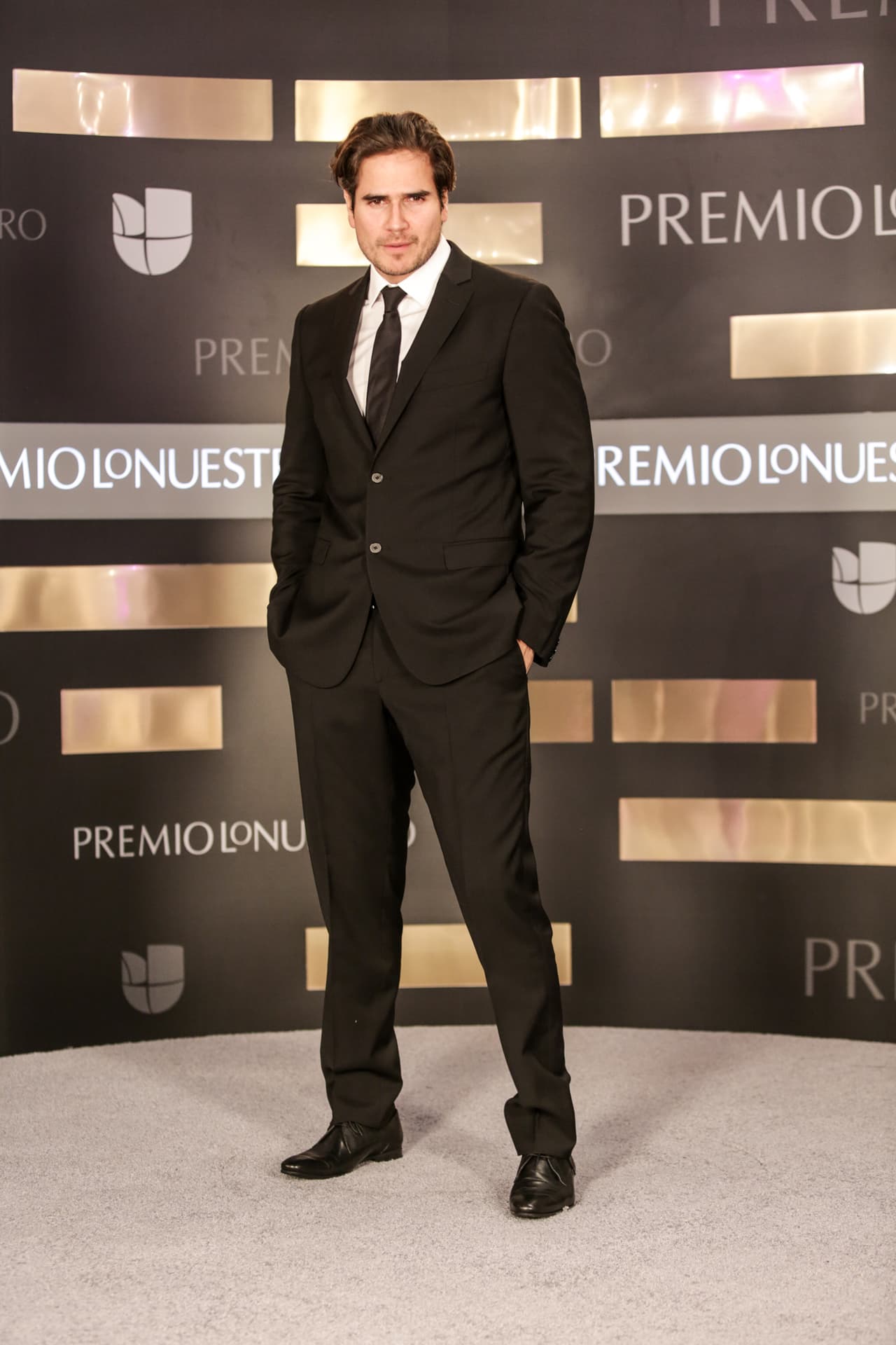 El actor colombiano llega al Nuestra Belleza Latina VIP para compartir mesa con Osmel Sousa y Jaqueline Bracamontes. Sin duda, es un elemento que hará suspirar a las chicas con sólo verlo. Daniel no es ajeno a las bellas. Fue jurado durante las audiciones en Nueva York en 2014. ¡Allí Mela, la Melaza y él se enamoraron! Como galán de novela nos hemos enamorado de él en Teresa, Amorcito Corazón, Corazón Indomable y La Gata. ¿Te gusta el nuevo juez de Nuestra Belleza Latina?